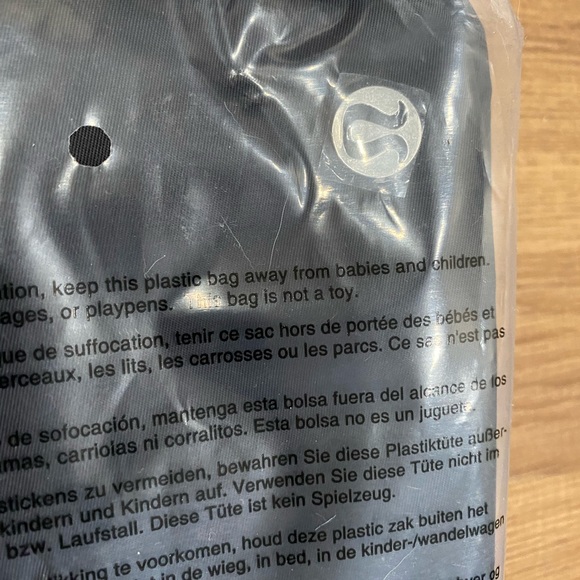 Everywhere lululemon belt bag 1L. NWT black. - Picture 8 of 8